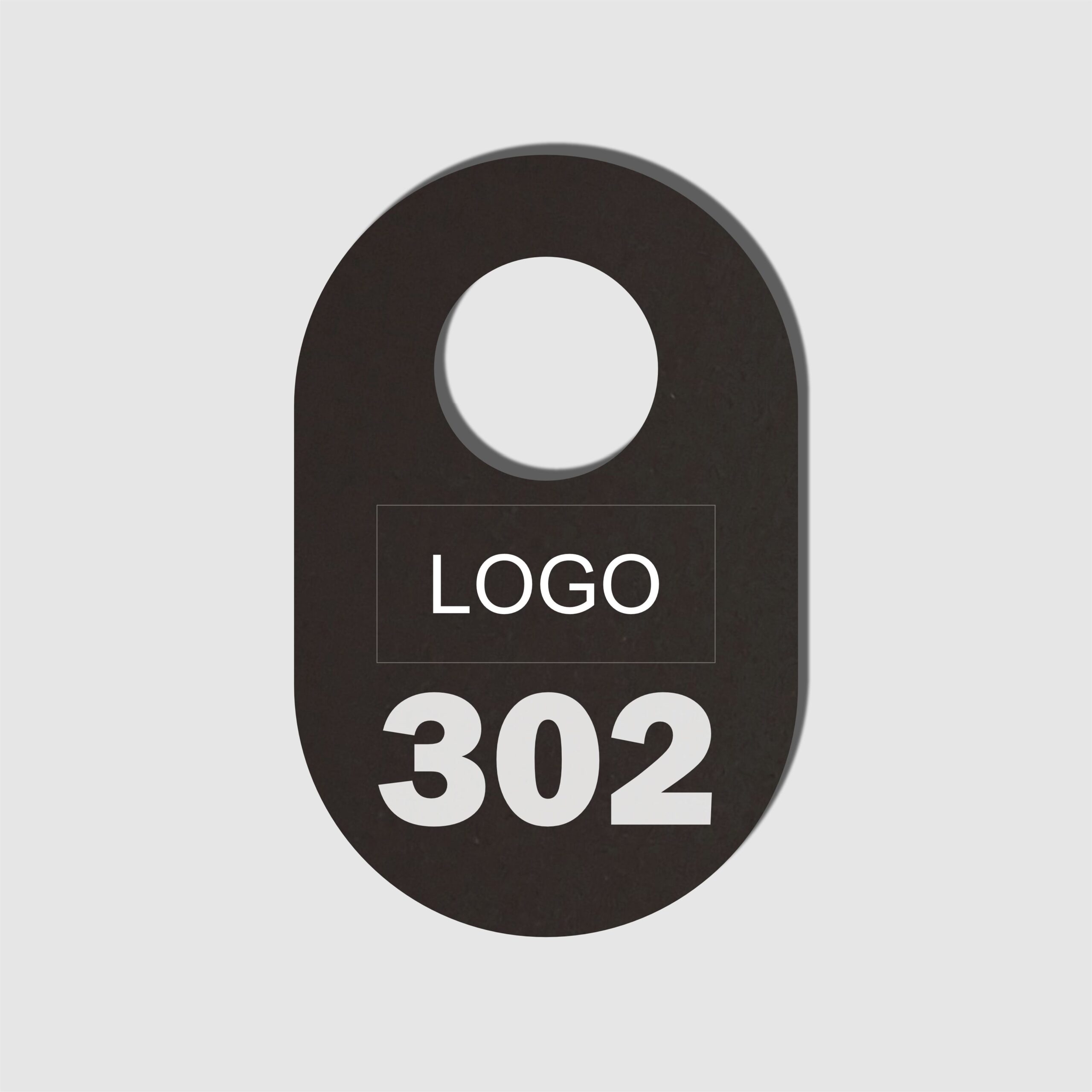 Juodas ovalus rūbinės numeriukas 302 su logotipu, naudojamas golfo ir teniso klubuose.