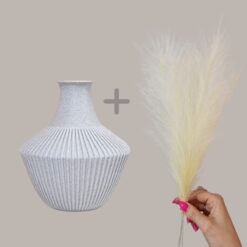 Rifliuota vaza sausoms gėlėms su dirbtinių gėlių rinkiniu – modernus ir elegantiškas interjero akcentas.