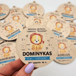 Medinis darželio medalis su liūtuko piešiniu