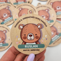 Personalizuotas medinis medalis su meškiukų piešiniu
