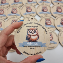 Išleistuvių medinis suvenyras su personalizuotu graviravimu – Pelėdžiukai.