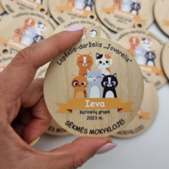 Medinis medalis su kačiukų dizainu