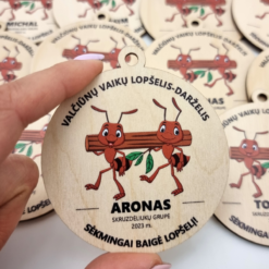 Medinis personalizuotas suvenyras darželio baigimo šventei – skruzdėliukai