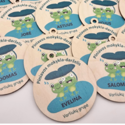 Medinis personalizuotas baigimo medalis su varliukų dizainu