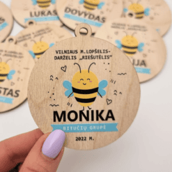 Personalizuotas medinis medalis su bitutės piešiniu
